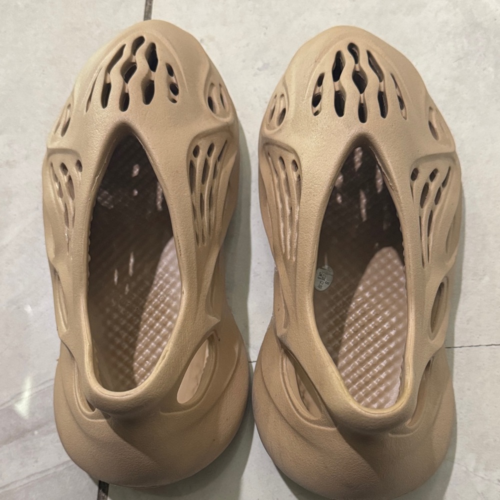 Yezzy foams . Authentic Stylish !